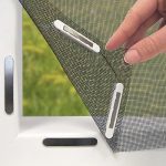 EASYmaxx Vliegenhor voor ramen met Magic Click | Muggengaas kan op maat geknipt worden voor alle ramen tot 150 x 130 cm | Eenvoudige installatie met 12 magneten - niet boren of schroeven [Zwart]